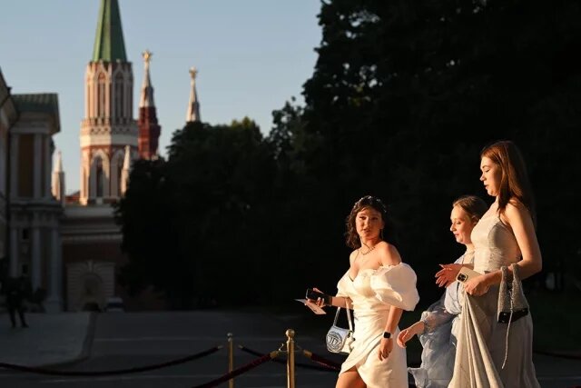    Откуда появилась традиция гулять до рассвета на выпускном?