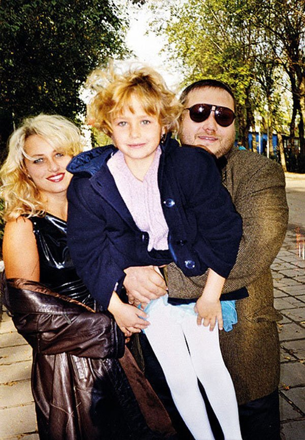 Маленькая Аглая Шиловская (в центре) с родителями Светланой и Ильей