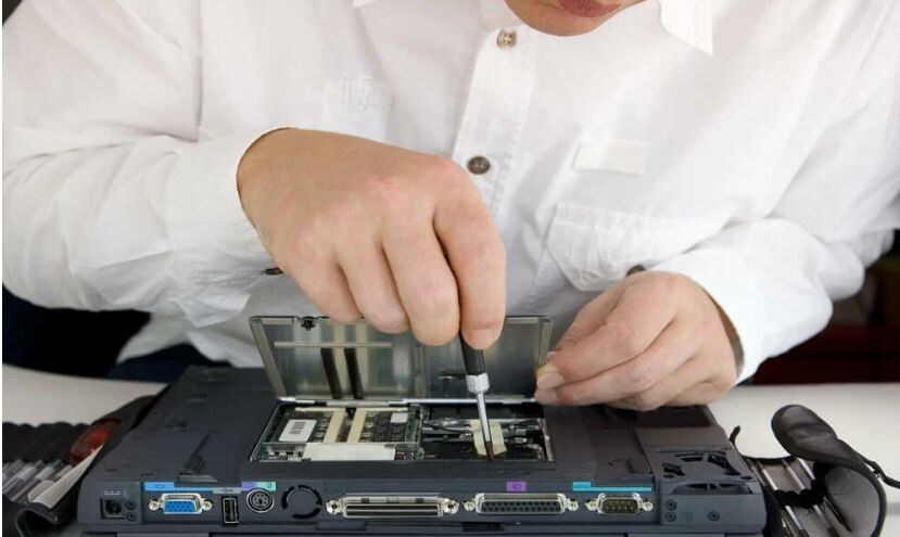 Что лучше: отремонтировать ноутбук или купить новый?
Что лучше: отремонтировать ноутбук или купить новый?
Сбой в работе ноутбука настораживает. Вы начинаете переживать, и не в состоянии адекватно оценивать ситуацию. А, по сути, ничего необычного не произошло. Техника имеет этот изъян: рано или поздно выходить их строя. Что делать? Самое главное, успокойтесь! Далее возникает актуальный вопрос: отремонтировать ноутбук или купить новый? Чтобы ответить на этот вопрос, необходимо взвесить все «за» и «против», ведь поломка поломке рознь. Если «полетел» вентилятор, то его легко заменить. Если же ребёнок каким-либо острым предметом разбил клавиатуру или повредил разъём питания, то в этом случае замена их не всегда целесообразна, потому что такого типа повреждения задевают несколько составляющих.

Причины проблем с ноутбуком
Неисправность ноутбука – всегда неприятная ситуация, которая всегда застаёт своего пользователя врасплох, в самый неподходящий момент. Причин может быть несколько: бракованная продукция, плохое обращение, повреждение дисплея, поломка старых деталей, устаревшие модели, загрязнение ноутбука, использование неисправных внешних гаджетов.

