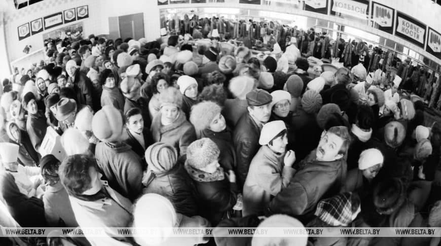 Очередь в магазине, середина 90-х. Источник фото: БелТА