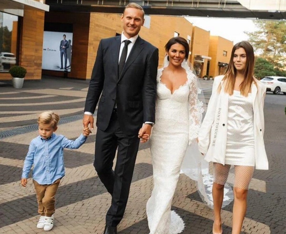 Анна Седокова с Янисом Тиммой, дочкой Алиной и сыном Гектором. Фото: соцсети