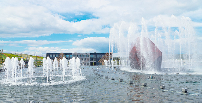 Центральной точкой городского курорта «Притяжение» в Магнитогорске стал самый масштабный в России светомузыкальный фонтан «Стальное сердце Родины» / Фото городской курорт «Притяжение»
