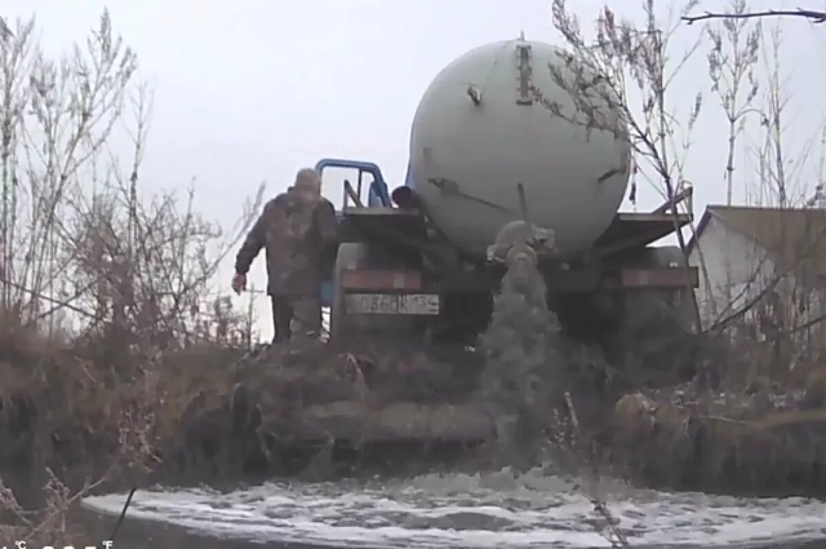    Волгоградца, сливавшего фекалии на окраине поселка, сняли на камеру жители