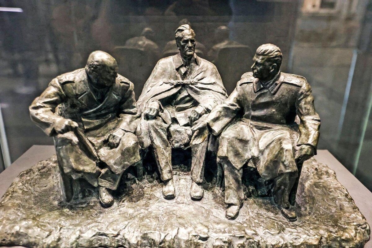 Скульптурная группа "Ялтинская конференция". Композиция выполнена Александром Грубе по одной из фотографий тех лет. Ярослав Чингаев / Агентство "Москва"