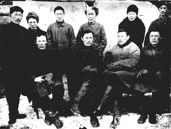 Фото 5. Группа таттинских родственников. Слева направо. Сидят: Николай Симонович Слепцов, Григорий Ванифатьевич Слепцов, Терентий Слепцов, Дмитрий Васильевич Давыдов. Стоят: Алексей Елисеевич Кулаковский, Семён, Иван Иванович Оросин, Иннокентий Говоров, Михаил Нестерович Слепцов, Константин Стручков. Приблизительно 1901 г.