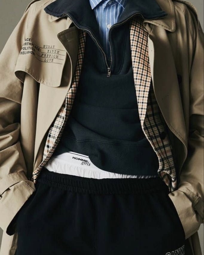 Шорты можно классно стилизовать и с многослойными деловыми образами. В этом случае предпочтение стоит отдать плотным трикотажным.