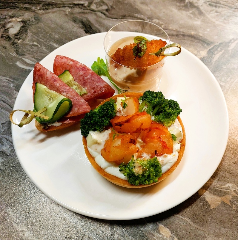 Оформление и подача холодных закусок на фуршете, банкетном обслуживании