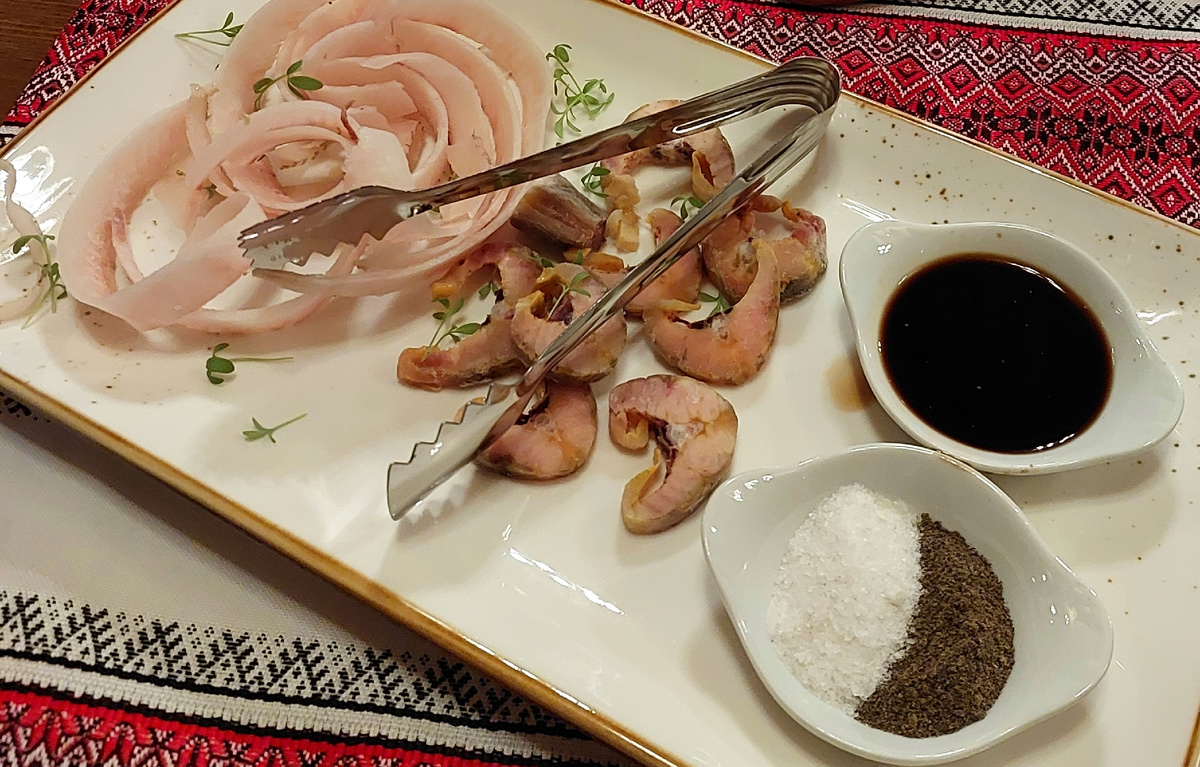 Строганина из форели и муксуна на банкете