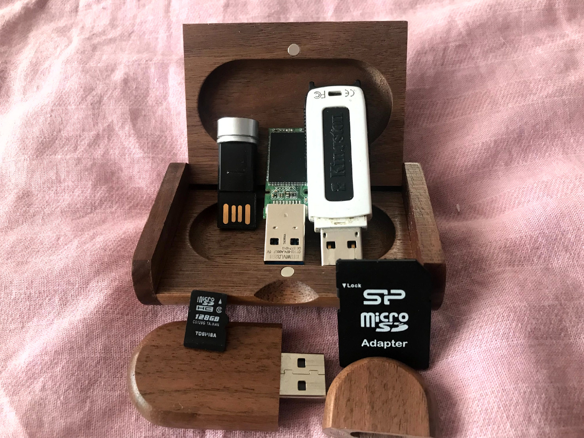 Для иллюстрации выложил эти флешки