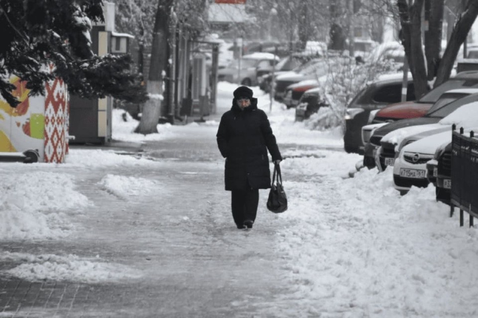    Второстепенные дороги даже в центре Ростова пока покрыты льдом. Дмитрий КУТЕПОВ