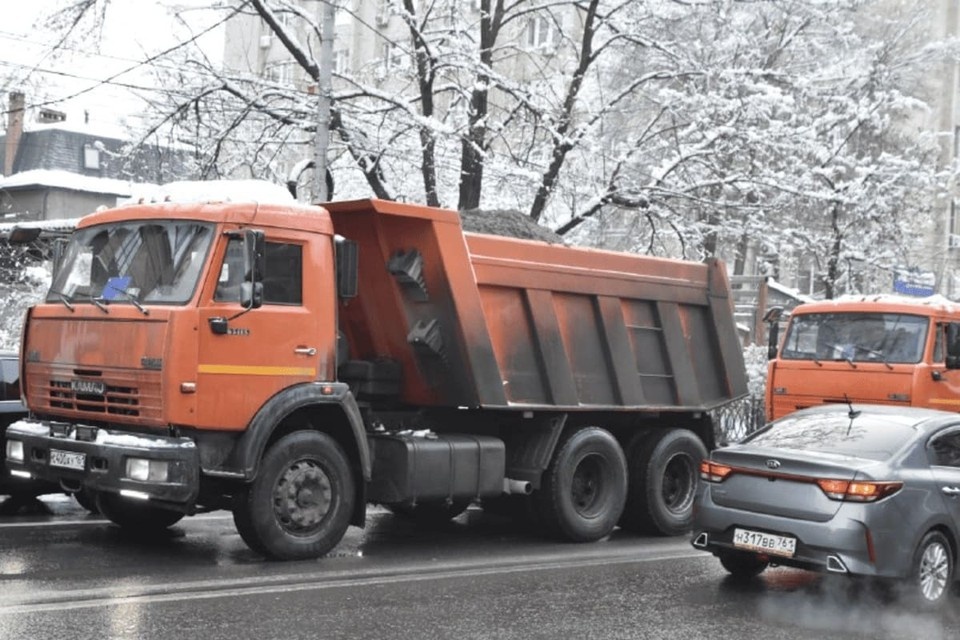    Коммунальщики продолжают развозить песок для отсыпки дорог. Дмитрий КУТЕПОВ