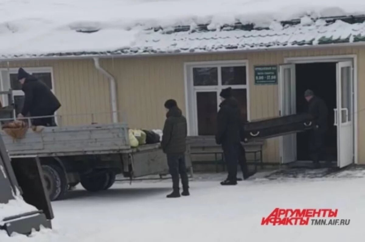    В Ирбите прощаются с семьей, погибшей в ДТП на дороге Тюмень-Каменка