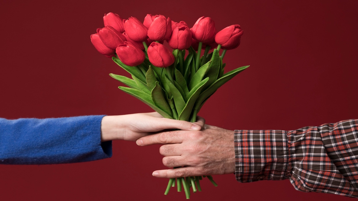 Радовать близких можно не только по случаю праздника. Источник фото: <a href="https://ru.freepik.com/free-photo/dad-daughter-holding-flowers_7248802.htm#fromView=search&page=34&position=0&uuid=c4e34d0e-cdc0-4681-9b77-d98e7b1600d7&query=%D0%B2%D0%B0%D0%BB%D0%B5%D0%BD%D1%82%D0%B8%D0%BD%D0%BE%D0%B2+%D0%B4%D0%B5%D0%BD%D1%8C">Изображение от freepik</a> 