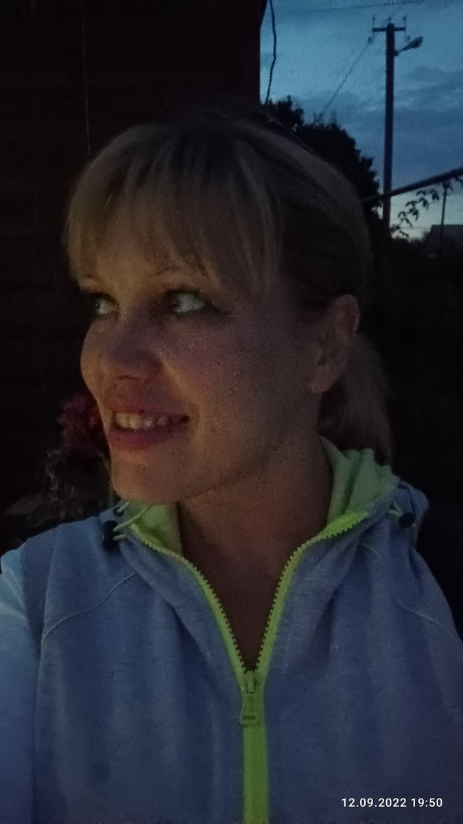 Это я в 2022 году. Кстати,здесь мне уже 40,но пока явных перемен во внешности я не замечала. 