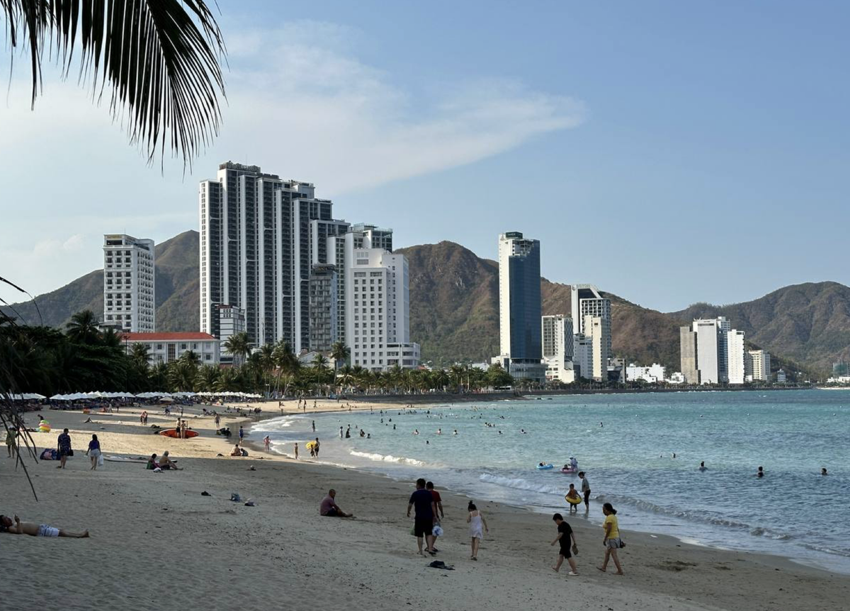 Пляж не севере города, вид на ЖК Scenia Bay