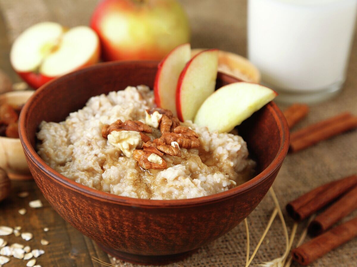   Овсяная каша с яблоками© Depositphotos.com / Belchonock