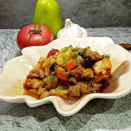 Сытное и полезное овощное рагу с курицей объединяет в себе каладезь овощных вкусов и ароматов.