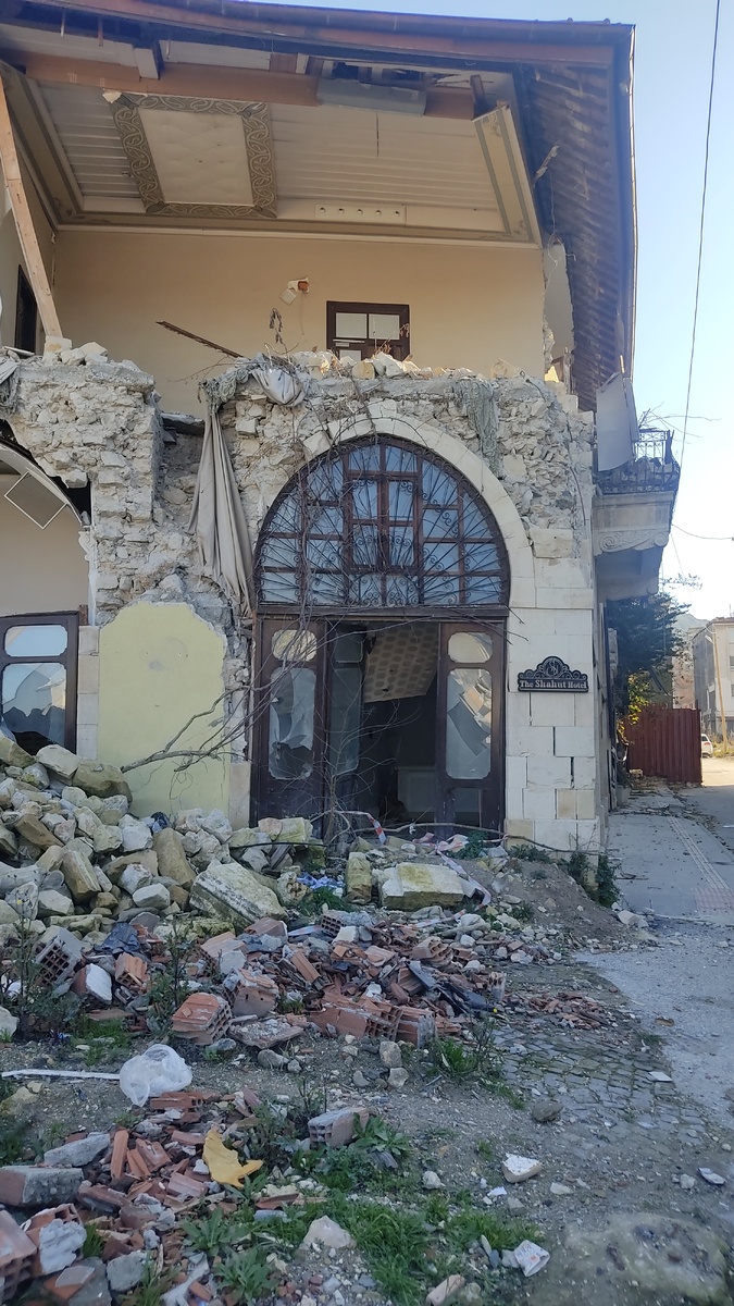 Разрушенный старинный центр города.