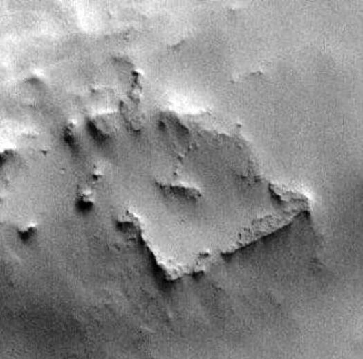 Фрагмент фото: https://viewer.mars.asu.edu/planetview/inst/moc/E1000462#T=2&P=E1000462