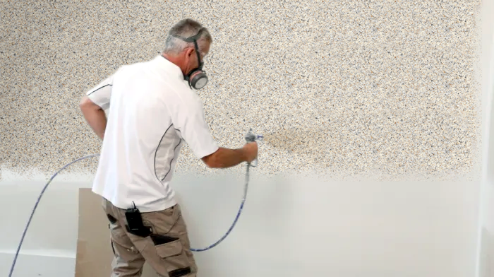 Нанесение напыляемой каменной отделки