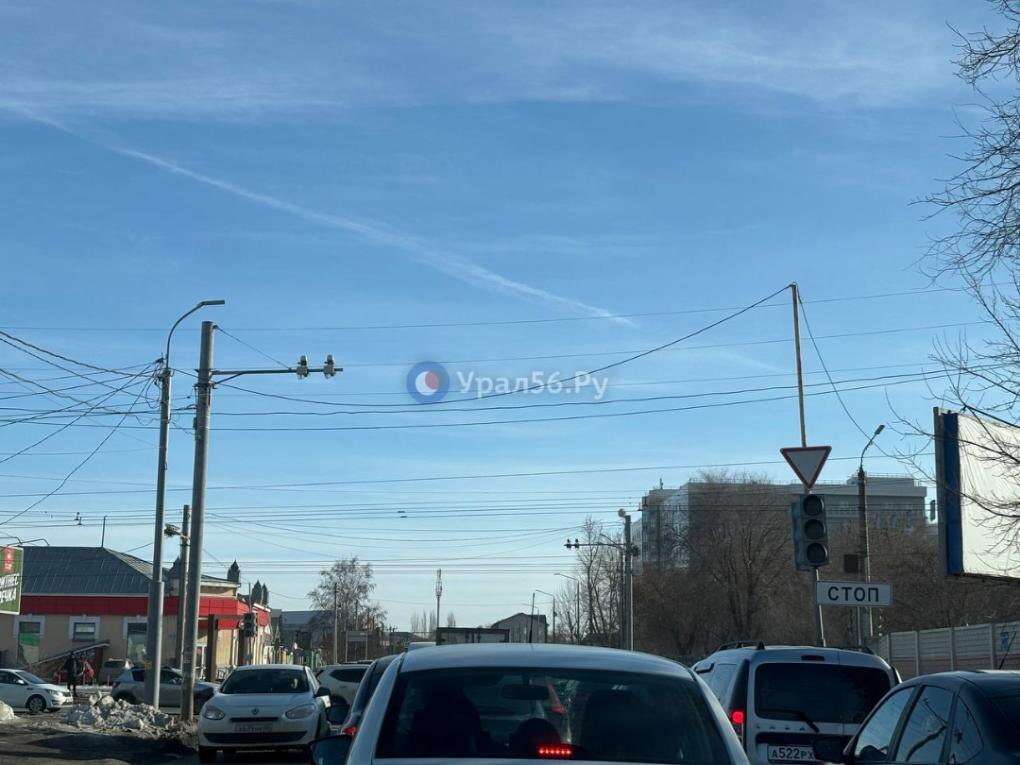    Почему отключен светофор на пересечении улиц Терешковой и Орской в Оренбурге? Там ведется монтаж дополнительной секции на светофоре