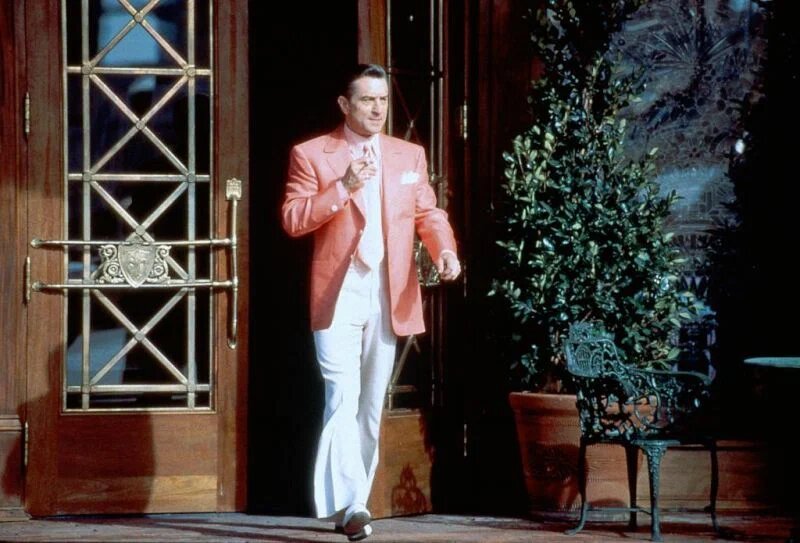 Сэм Ротштейн в прекрасном персиковом пиджаке и белоснежных брюках. Кадр из фильма "Казино" 1995 г.