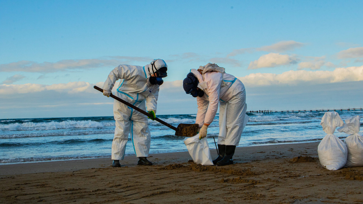    Добровольцы очищают побережье на юге России. Фото: Екатерина Новикова