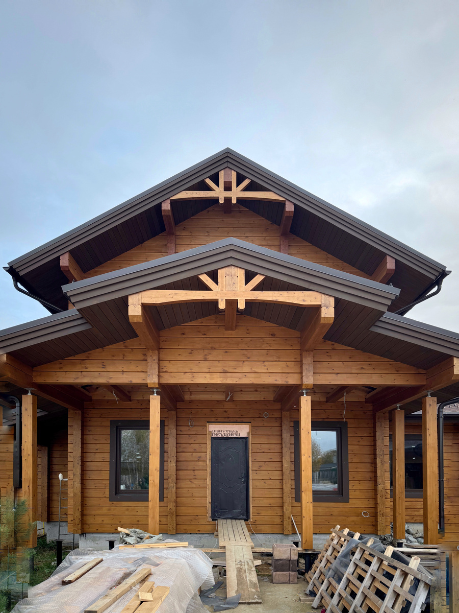 Входная группа дома Риверхаус с крыльцом и окнами прихожей