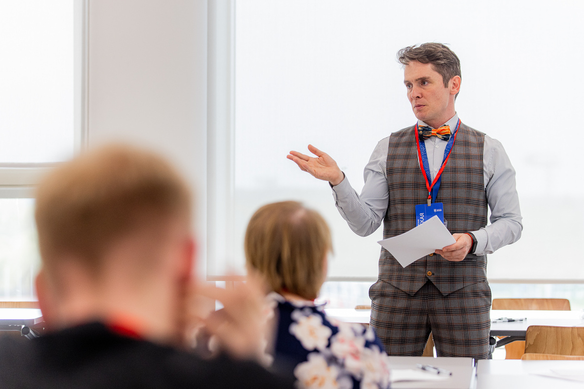 Фото из школьного архива: Яков Николаевич ведет лекцию