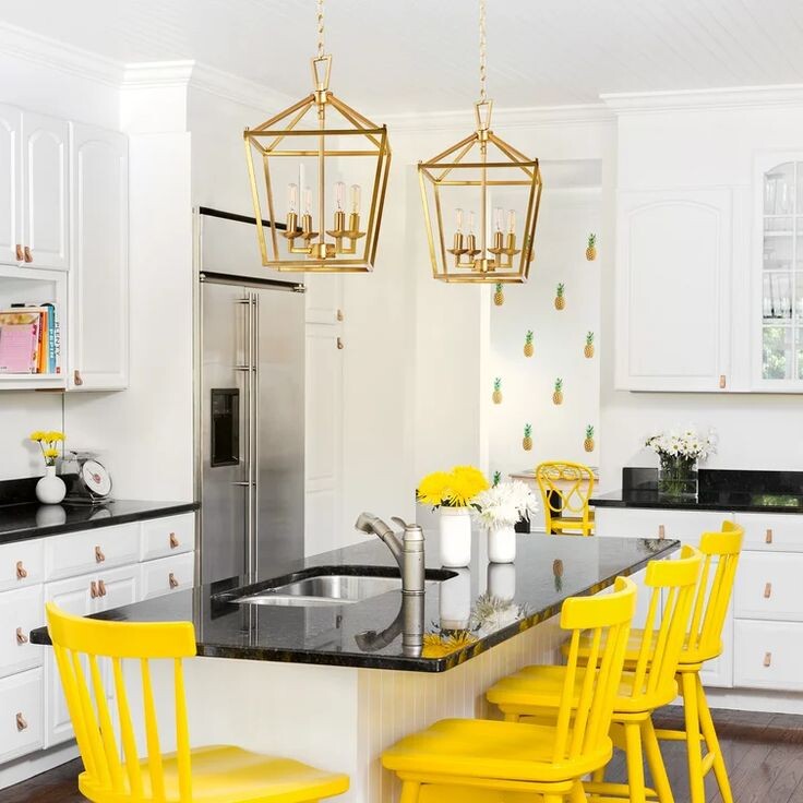 Сменить стулья гораздо проще и экономичнее, чем менять фасады кухонных шкафов.