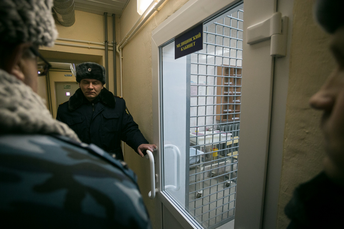 В Тобольске заключенные заблокировали дверь камеры и отказывались впускать сотрудников полиции.  Фото: ФедералПресс / Евгений Поторочин