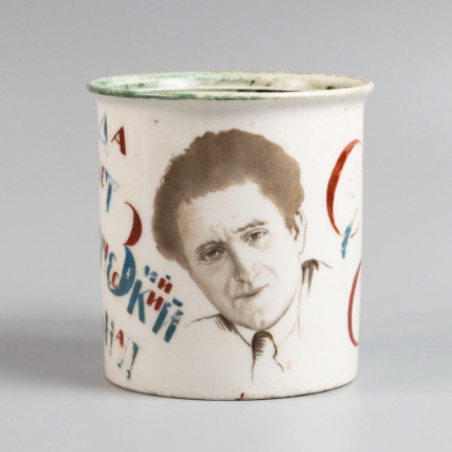 Кружка с портретом Е. Зиновьева и надписью «Да здравствует коммунистический Интернационал!». Клеймо Серп и Молот. Фарфор. ГФЗ–ЛФЗ. 1923 год. Высота 9 см. bidspirit.com