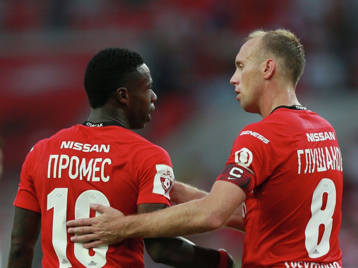    Игроки "Спартака" Куинси Промес (слева) и Денис Глушаков© РИА Новости / Антон Денисов