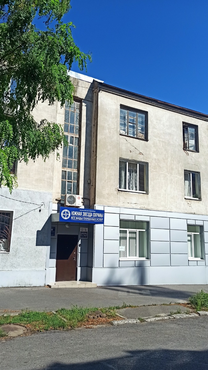 Конструктивистский дом в Добролюбовском переулке.