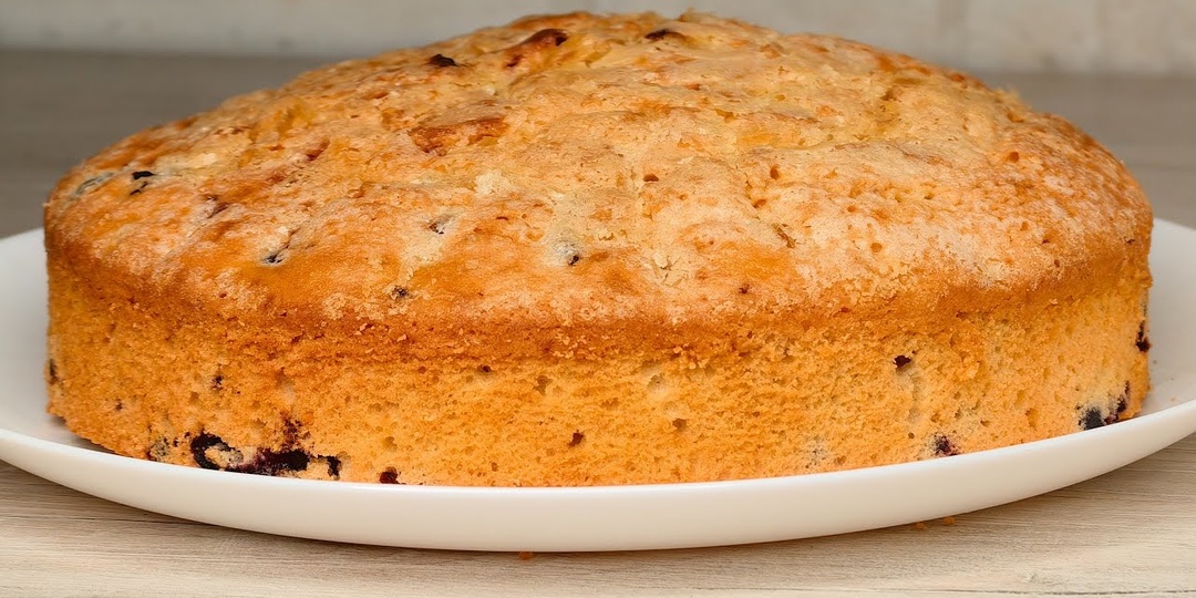 Нежный пирог за 20 минут: всё смешали и в духовку (дёшево и просто)