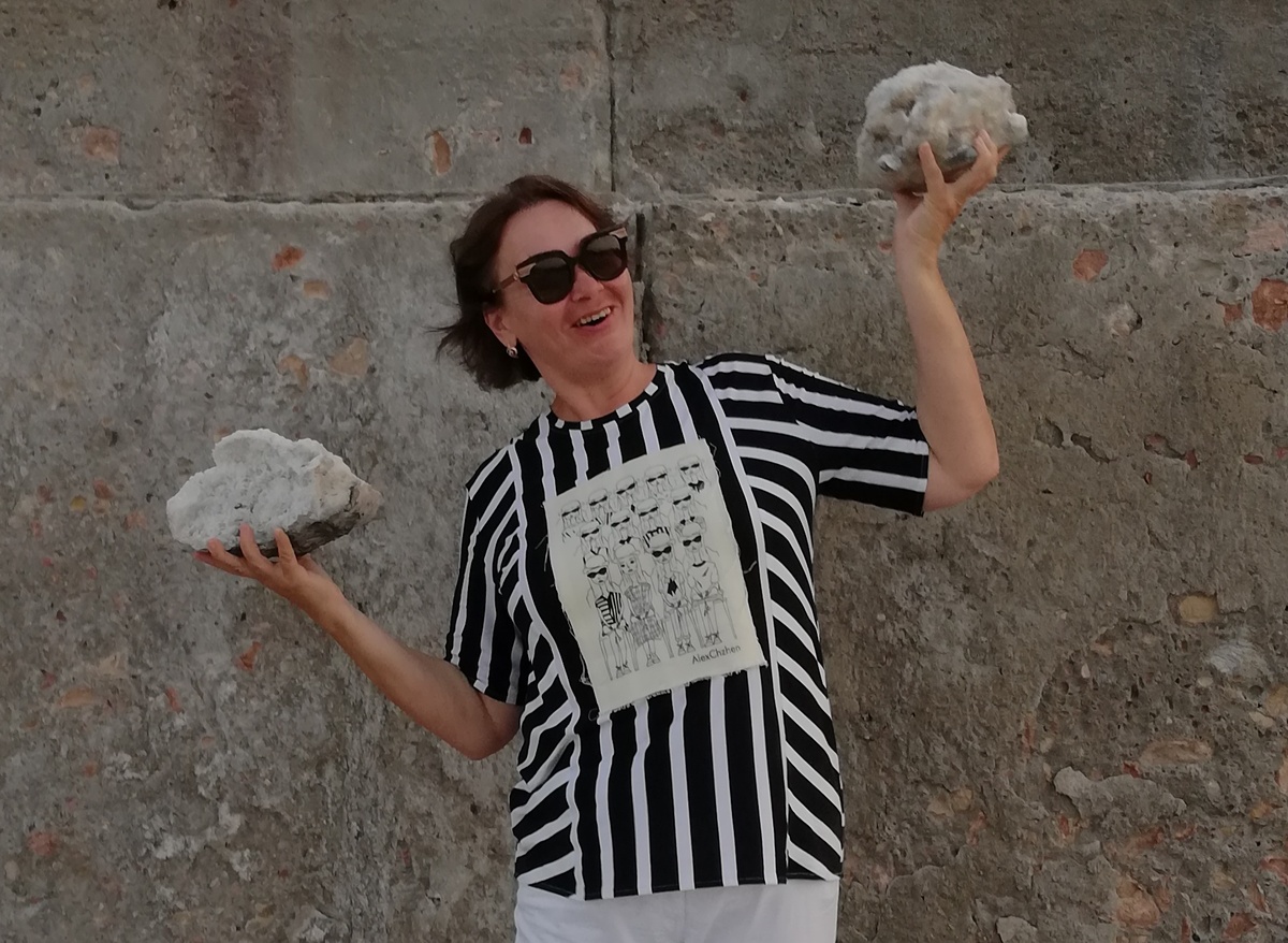 Исключительно русская решится не только сп..ть два куска каменной соли, но ещё с ними сфотографироваться