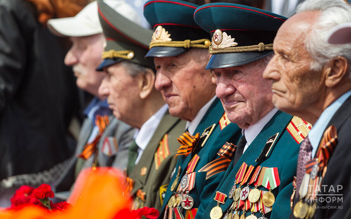 ​Алексею Николаевичу (второй справа) 2 февраля 2025 года исполнилось 99 лет. Фото: © «Татар-информ»