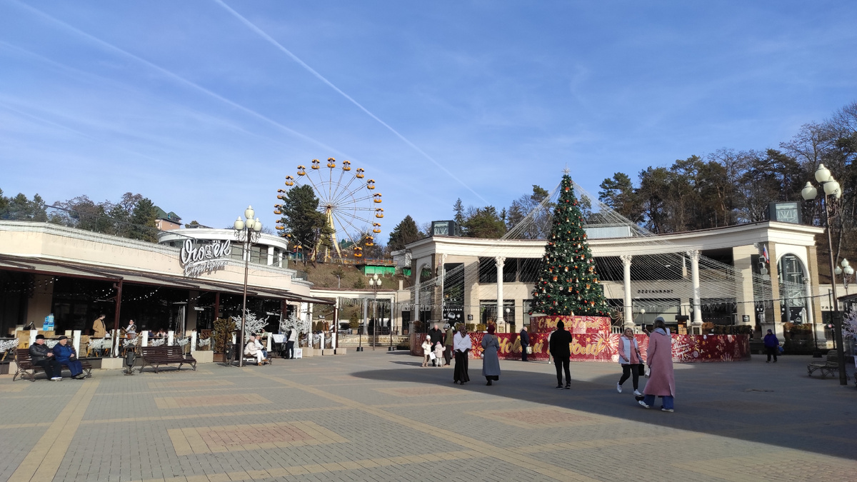 Кисловодск. Новогоднюю елку еще не убрали, но уже можно загорать. Фото: Кирилл Полиенко/Polienko: путешествуем вдвоём