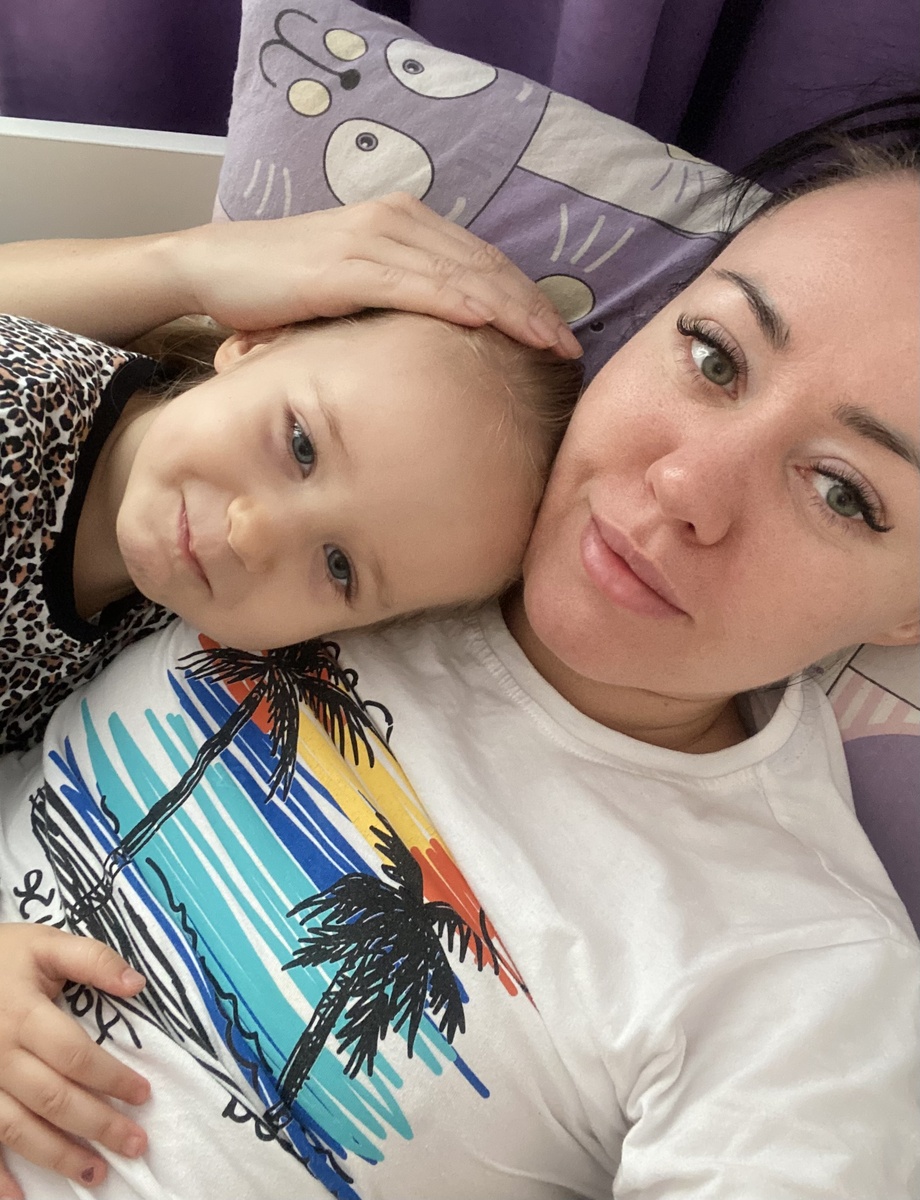 Счастливый малыш, которая и мечтать не могла что ещё неделю не будет ходить в сад))