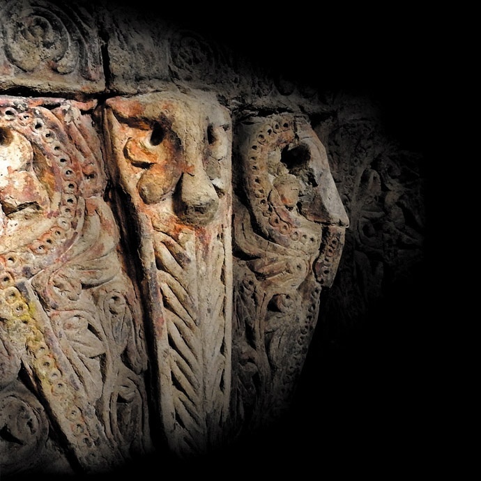 Фрагмент резьбы по сырой глине с остатками пигментов на стенах дворцового помещения средне­веково­го Кулана. Фото 2017 г. Предоставлено авторами.