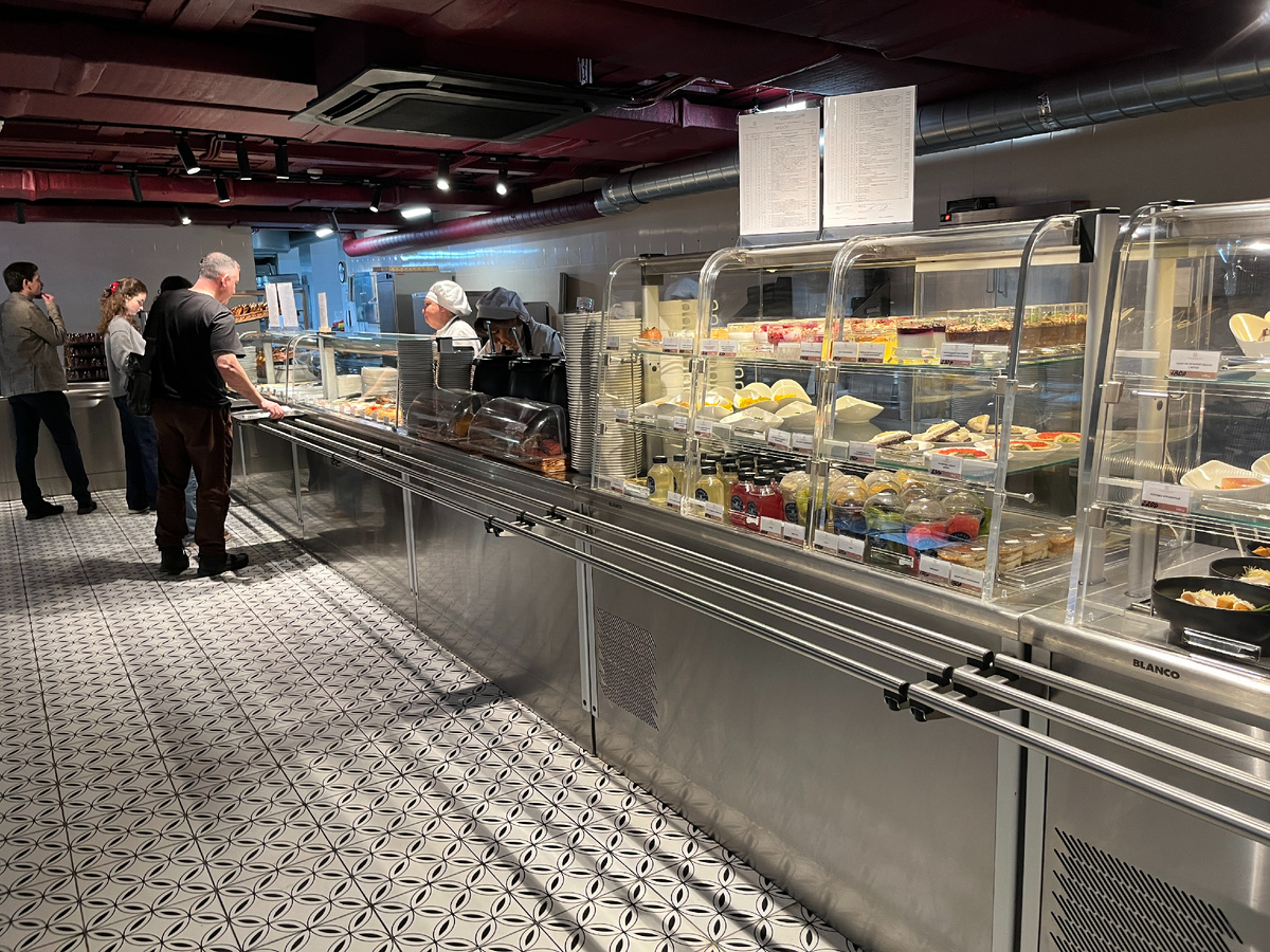 Кафе-столовая Кремлёвский линия раздачи