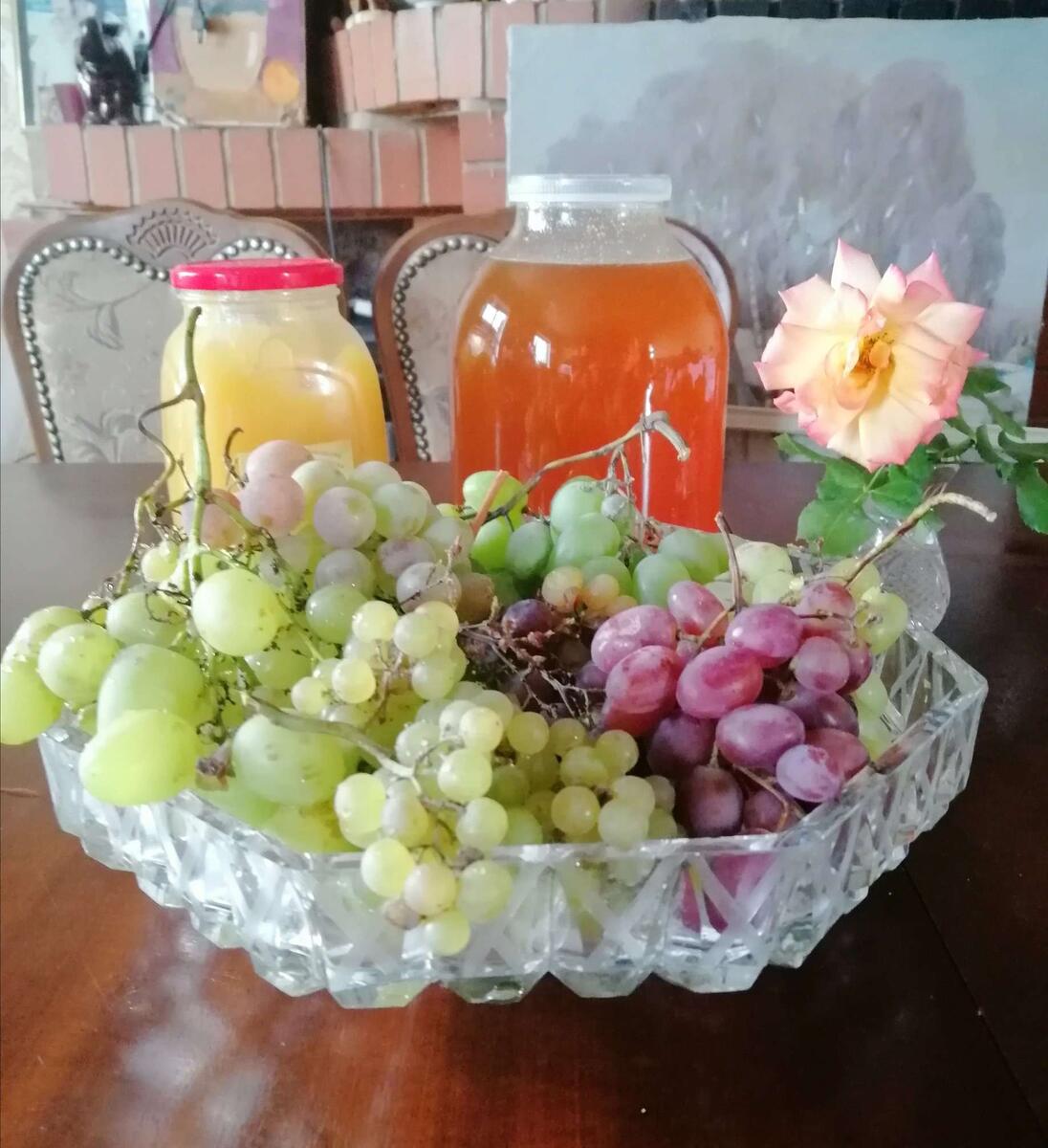  Это наш виноград и розочка моя.  