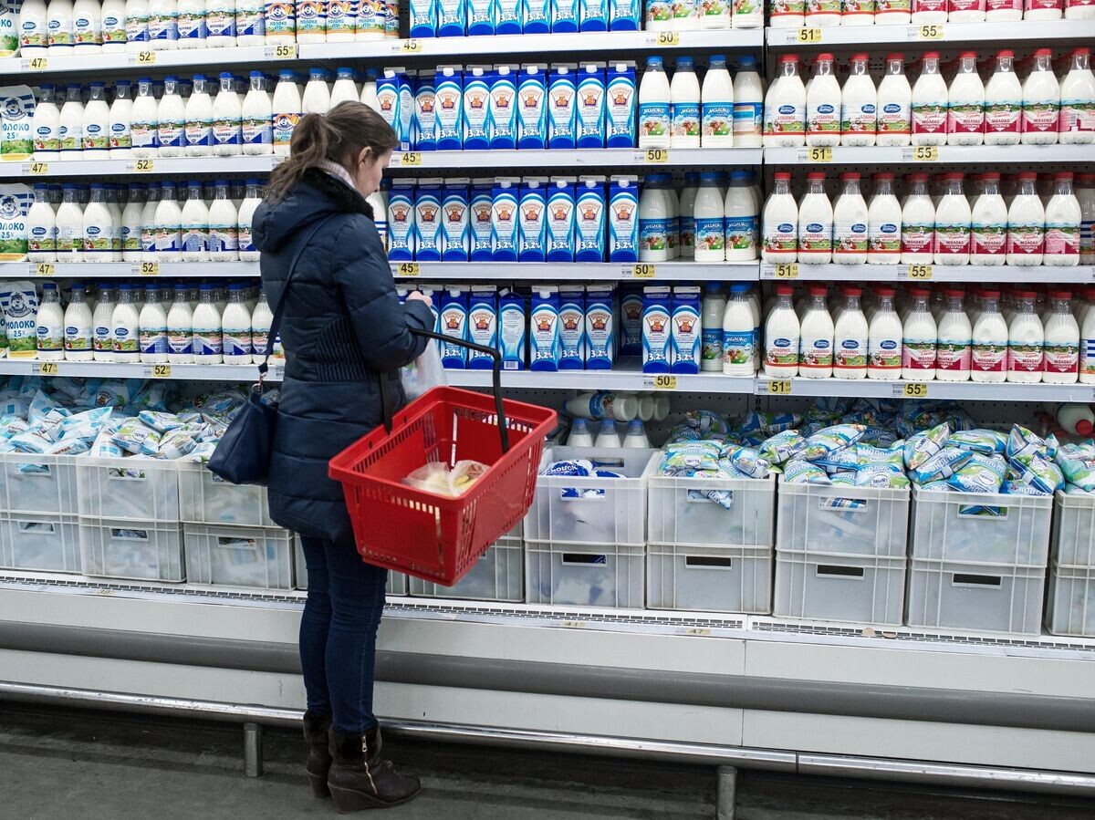    Покупатель у прилавка с молочной продукцией в магазине© РИА Новости / Алексей Мальгавко