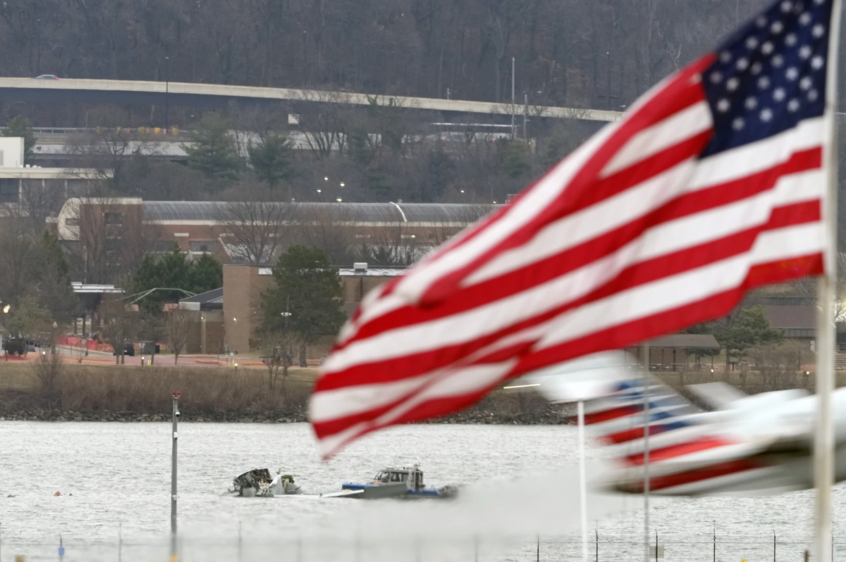  В США уже назвали эту авиакатастрофу крупнейшей с 2001. (AP Photo/Alex Brandon)
