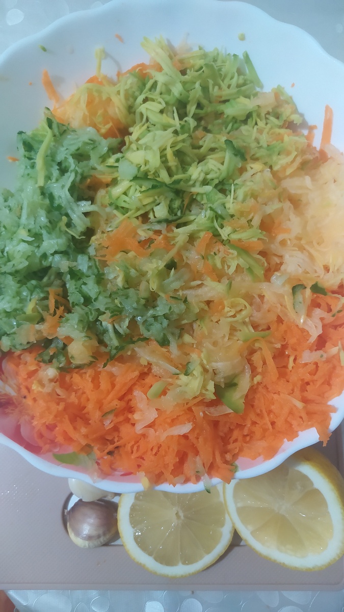 Ингридиенты- морковка, кабачок, огурец, авокадо. 