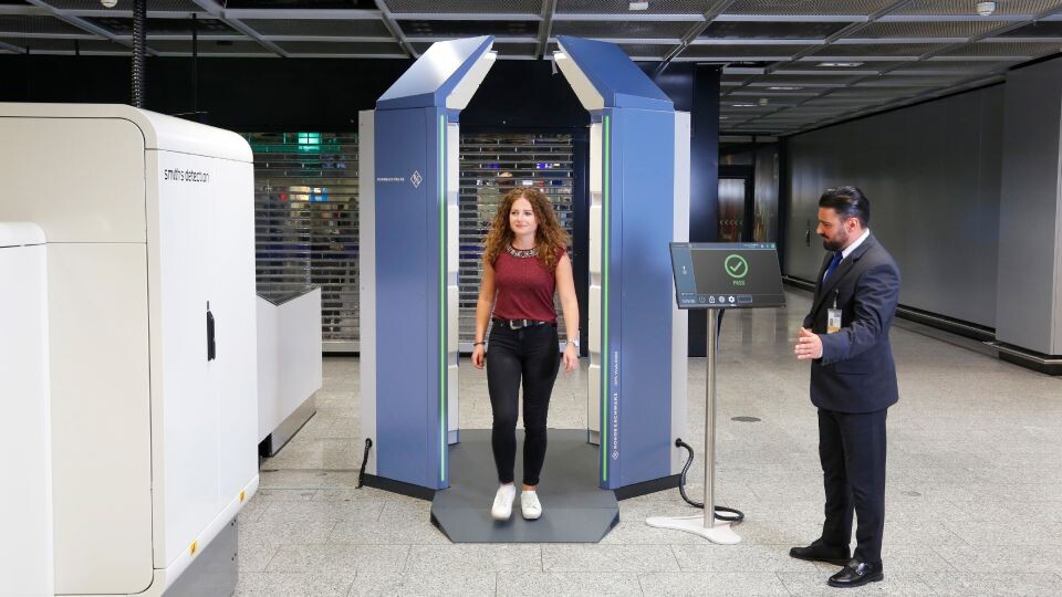 источник: https://www.rohde-schwarz.com/cac/about/news-press/all-news/rohde-schwarz-and-fraport-evaluate-the-world-s-first-walk-through-scanner-for-passengers-press_releases_detailpage_229356-1395650.html