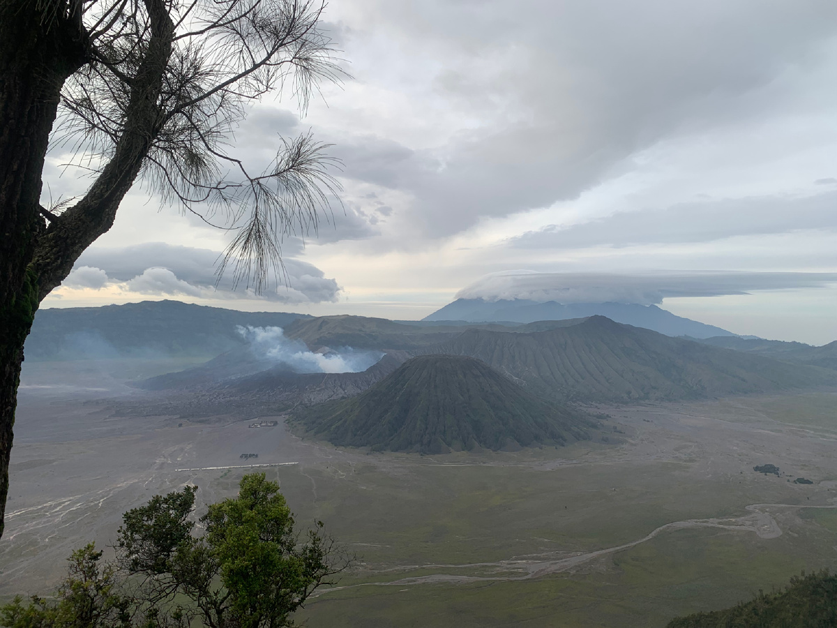 Бромо дымит слева