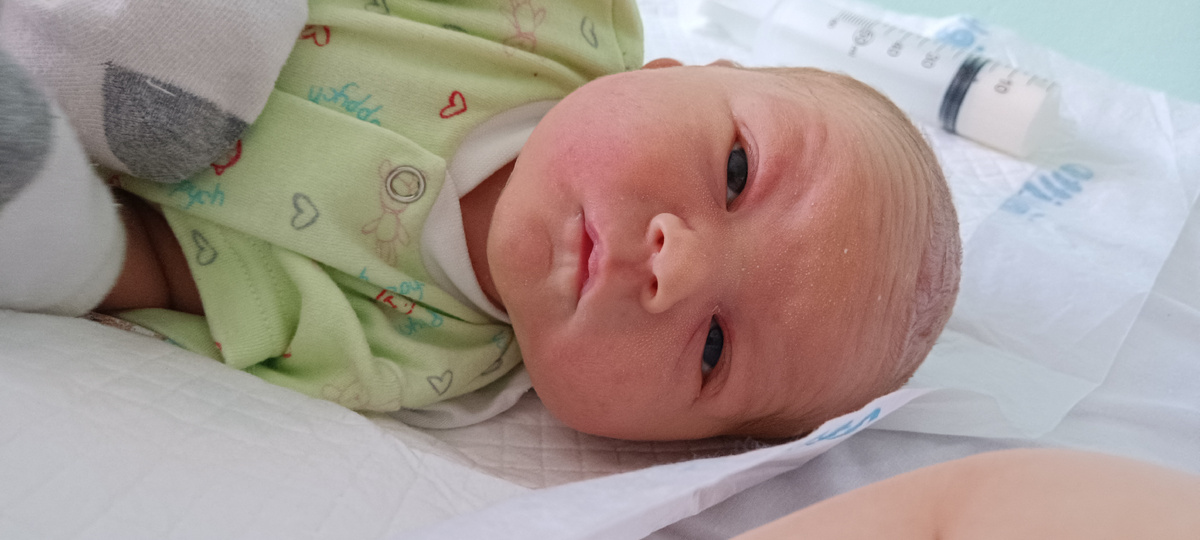 Вот из такого шприца предлагалось аккуратно капать. А не стрелять как из водяного пистолета.