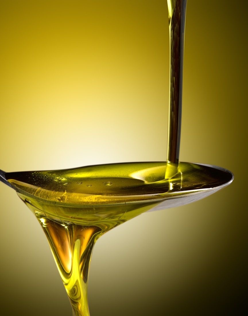 Масло грецкого ореха всегда темнее подсолнечного