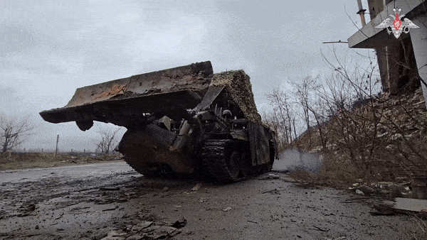    ВС России при помощи инженерной машины разграждения ликвидируют завалы от уничтоженной техники ВСУ на отдельных участках дорог к освобождённым населенным пунктам ДНР//Видео с официального ТГ-канала Минобороны